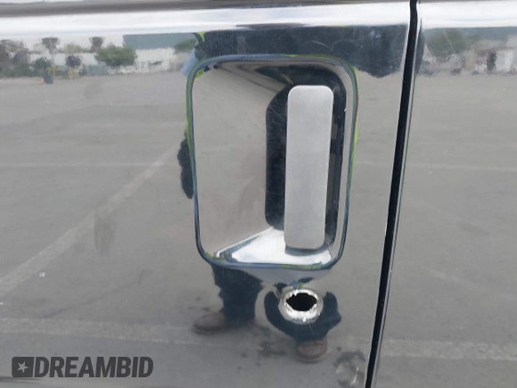 2010 Ford Econoline Passenger XL z VIN 1FBNE3BL8ADA02903, wystawiony jako IAAI lot #42103974 z przebiegiem Nie podano mil oraz . Historia ofert i sprzedaży dostępna na DreamBid. Obrazek 16.