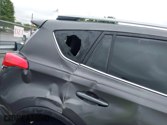2018 Toyota RAV4 XLE z VIN JTMWFREV3JJ184752, wystawiony jako IAAI lot #42356452 z przebiegiem 79 532 mil mil oraz . Historia ofert i sprzedaży dostępna na DreamBid. Obrazek 20.