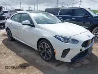 2025 BMW 2 Series 228 xDrive z VIN WBA23GG06S7S55337, wystawiony jako IAAI lot #42537114 z przebiegiem 5 917 mil mil oraz . Historia ofert i sprzedaży dostępna na DreamBid. Obrazek 1.