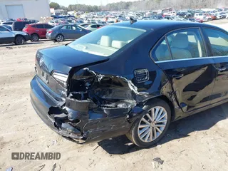 2016 Volkswagen Jetta SEL z VIN 3VWL07AJ5GM212572, wystawiony jako IAAI lot #41470003 z przebiegiem 138 988 mil mil oraz . Historia ofert i sprzedaży dostępna na DreamBid. Obrazek 6.