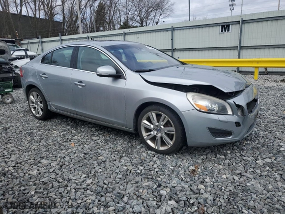 2013 Volvo S60 T5 Premier with VIN YV1612FS3D1220822, listed as a Copart auction lot 49884615 with 94,945 mi miles and Clean Title. Bid and sale history available at carsss.com. Image 4.