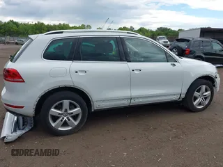 2013 Volkswagen Touareg Exec z VIN WVGEF9BP5DD005322, wystawiony jako IAAI lot #42146276 z przebiegiem 154 498 mil mil oraz . Historia ofert i sprzedaży dostępna na DreamBid. Obrazek 13.