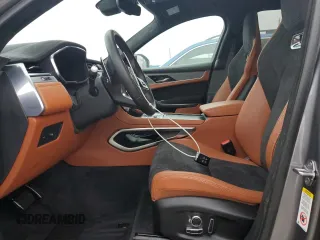 2022 Jaguar F-Pace SVR z VIN SADCZ2EE4NA702878, wystawiony jako Copart lot #74293144 z przebiegiem Nie podano mil oraz Szkoda całkowita • Salvage title. Historia ofert i sprzedaży dostępna na DreamBid. Obrazek 7.