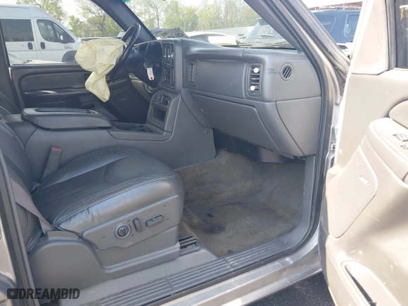 2006 Chevrolet Silverado 1500 LT2 with VIN 2GCEC13Z661346287, listed as a IAAI auction lot 42013454 with 318,918 mi miles. Bid and sale history available at carsss.com. Image 5.