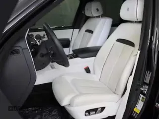 2020 Rolls-Royce Cullinan z VIN SLATV4C0XLU201XXX, wystawiony jako Copart lot #59246195 z przebiegiem 48 797 mil mil oraz Tytuł czysty. Historia ofert i sprzedaży dostępna na DreamBid. Obrazek 5.