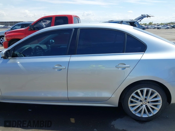 2015 Volkswagen Jetta SE z VIN 3VWD17AJ4FM336834, wystawiony jako IAAI lot #41953192 z przebiegiem 40 893 mil mil oraz . Historia ofert i sprzedaży dostępna na DreamBid. Obrazek 15.