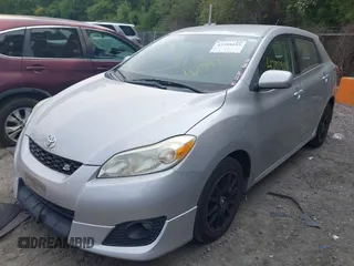 2009 Toyota Matrix S z VIN 2T1KE40E89C020335, wystawiony jako IAAI lot #42399155 z przebiegiem 71 085 mil mil oraz . Historia ofert i sprzedaży dostępna na DreamBid. Obrazek 2.