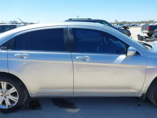 2012 Chrysler 200 Touring z VIN 1C3CCBBB1CN206356, wystawiony jako IAAI lot #41599679 z przebiegiem 286 239 mil mil oraz . Historia ofert i sprzedaży dostępna na DreamBid. Obrazek 14.
