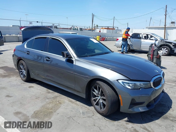 2020 BMW 3 Series 330i z VIN 3MW5R1J03L8B17207, wystawiony jako IAAI lot #42090508 z przebiegiem 105 982 mil mil oraz . Historia ofert i sprzedaży dostępna na DreamBid. Obrazek 1.