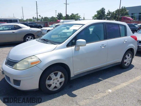 2009 Nissan Versa S z VIN 3N1BC13E19L355632, wystawiony jako IAAI lot #42444365 z przebiegiem 167 792 mil mil oraz . Historia ofert i sprzedaży dostępna na DreamBid. Obrazek 2.