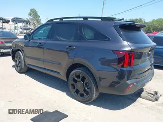 2025 Kia Sorento X-Line SX Prestige z VIN 5XYRKDJF5SG333500, wystawiony jako IAAI lot #42284751 z przebiegiem 8 733 mil mil oraz . Historia ofert i sprzedaży dostępna na DreamBid. Obrazek 3.