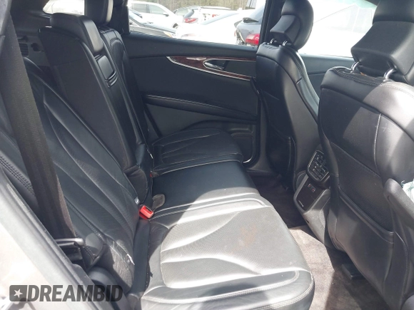 2016 Lincoln MKX Reserve z VIN 2LMTJ6LR7GBL60933, wystawiony jako IAAI lot #41825883 z przebiegiem 148 855 mil mil oraz . Historia ofert i sprzedaży dostępna na DreamBid. Obrazek 8.