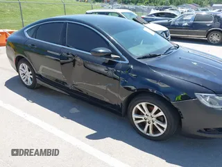 2015 Chrysler 200 Limited z VIN 1C3CCCAB4FN706166, wystawiony jako IAAI lot #42339062 z przebiegiem Nie podano mil oraz . Historia ofert i sprzedaży dostępna na DreamBid. Obrazek 6.
