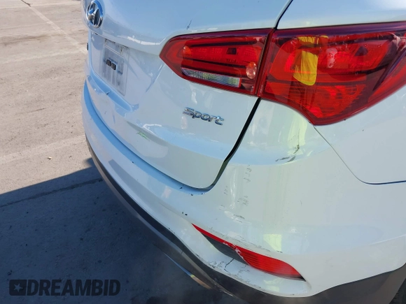 2017 Hyundai Santa Fe 2.4L z VIN 5XYZT3LB2HG383765, wystawiony jako IAAI lot #38642722 z przebiegiem 76 420 mil mil oraz . Historia ofert i sprzedaży dostępna na DreamBid. Obrazek 6.