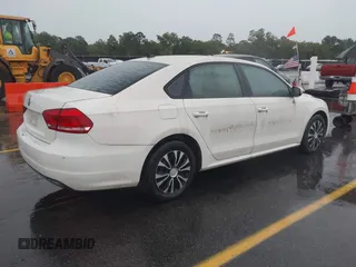 2014 Volkswagen Passat S z VIN 1VWAP7A39EC024253, wystawiony jako IAAI lot #42400664 z przebiegiem 151 628 mil mil oraz . Historia ofert i sprzedaży dostępna na DreamBid. Obrazek 4.