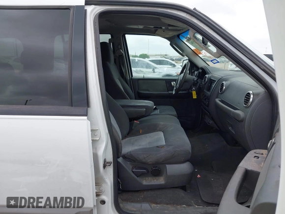 2003 Ford Expedition Special Service with VIN 1FMPU15L13LA66065, listed as a IAAI auction lot 41861536 with 254,362 mi miles. Bid and sale history available at carsss.com. Image 5.