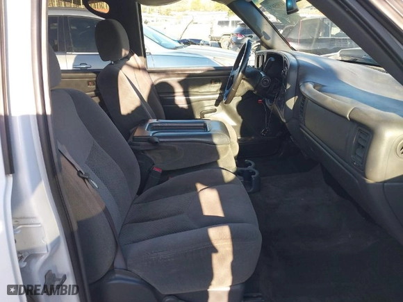2006 Chevrolet Silverado 1500 LT1 with VIN 2GCEC13TX61114030, listed as a IAAI auction lot 41805974 with 300,118 mi miles. Bid and sale history available at carsss.com. Image 5.