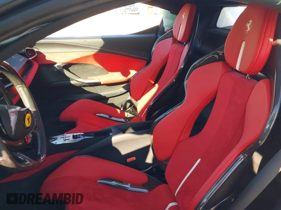2024 Ferrari 296 GTB z VIN ZFF99SLA6R0303425, wystawiony jako IAAI lot #39193585 z przebiegiem Nie podano mil oraz . Historia ofert i sprzedaży dostępna na DreamBid. Obrazek 18.