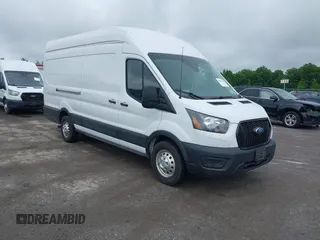 2022 Ford Transit Cargo z VIN 1FTBR3U85NKA64272, wystawiony jako IAAI lot #42427708 z przebiegiem 62 043 mil mil oraz . Historia ofert i sprzedaży dostępna na DreamBid. Obrazek 1.