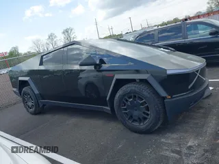 2024 Tesla Cybertruck z VIN 7G2CEHED8RA019428, wystawiony jako IAAI lot #41918480 z przebiegiem 22 762 mil mil oraz . Historia ofert i sprzedaży dostępna na DreamBid. Obrazek 13.