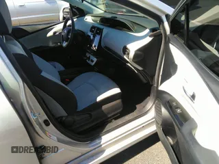 2017 Toyota Prius Two z VIN JTDKBRFU1H3551324, wystawiony jako IAAI lot #41893385 z przebiegiem 305 445 mil mil oraz . Historia ofert i sprzedaży dostępna na DreamBid. Obrazek 5.