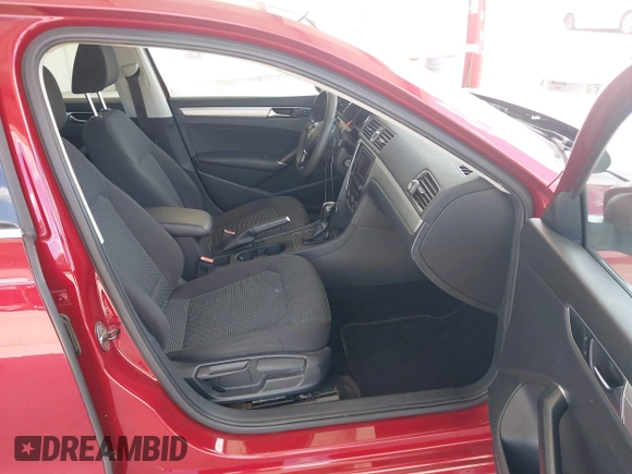 2017 Volkswagen Passat S z VIN 1VWAT7A38HC056207, wystawiony jako IAAI lot #42586003 z przebiegiem 114 329 mil mil oraz . Historia ofert i sprzedaży dostępna na DreamBid. Obrazek 5.