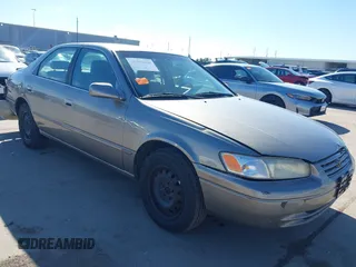 1998 Toyota Camry LE z VIN JT2BF22K8W0134810, wystawiony jako IAAI lot #41394868 z przebiegiem 247 796 mil mil oraz . Historia ofert i sprzedaży dostępna na DreamBid. Obrazek 1.