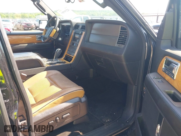 2013 Lincoln Navigator z VIN 5LMJJ3J54DEL08819, wystawiony jako IAAI lot #42234551 z przebiegiem 235 518 mil mil oraz . Historia ofert i sprzedaży dostępna na DreamBid. Obrazek 5.