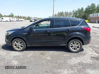 2019 Ford Escape SE z VIN 1FMCU9GD4KUA83745, wystawiony jako IAAI lot #42148855 z przebiegiem 101 592 mil mil oraz . Historia ofert i sprzedaży dostępna na DreamBid. Obrazek 14.