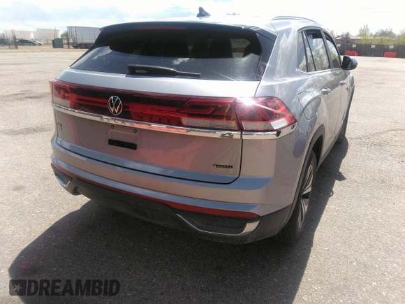 2024 Volkswagen Atlas SE with VIN 1V2LE2CAXRC206712, listed as a IAAI auction lot 42056806 with 15,670 mi miles and . Bid and sale history available at DreamBid. Image 4.
