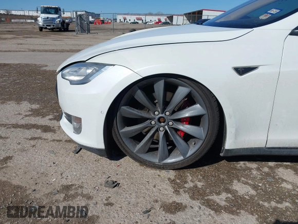 2015 Tesla Model S 85D with VIN 5YJSA1H48FF082038, listed as a IAAI auction lot 41712242 with 58,297 mi miles. Bid and sale history available at carsss.com. Image 6.