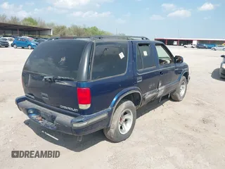 1999 Chevrolet Blazer LS z VIN 1GNCS13W1X2120019, wystawiony jako IAAI lot #41766379 z przebiegiem Nie podano mil oraz . Historia ofert i sprzedaży dostępna na DreamBid. Obrazek 4.