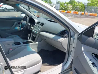 2007 Toyota Camry CE z VIN 4T1BE46K87U592658, wystawiony jako IAAI lot #42402149 z przebiegiem 176 284 mil mil oraz . Historia ofert i sprzedaży dostępna na DreamBid. Obrazek 5.