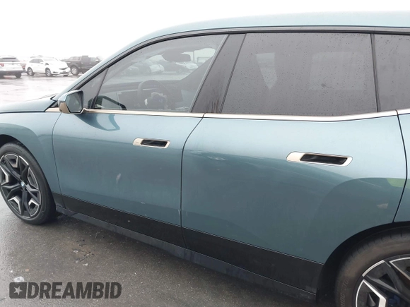 2022 BMW iX xDrive50 z VIN WB523CF03NCK45675, wystawiony jako IAAI lot #41443866 z przebiegiem 21 923 mil mil oraz . Historia ofert i sprzedaży dostępna na DreamBid. Obrazek 14.