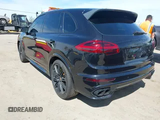 2015 Porsche Cayenne Turbo z VIN WP1AC2A2XFLA80727, wystawiony jako IAAI lot #42031257 z przebiegiem 83 368 mil mil oraz . Historia ofert i sprzedaży dostępna na DreamBid. Obrazek 3.