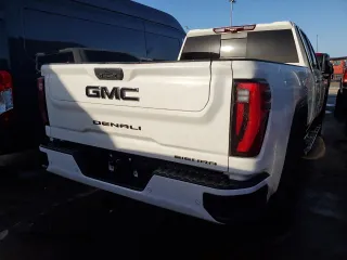 2024 GMC Sierra 3500HD Denali z VIN 1GT49WEY9RF106062, wystawiony jako Copart lot #74111274 z przebiegiem Nie podano mil oraz Nie do naprawy • Non repairable. Historia ofert i sprzedaży dostępna na DreamBid. Obrazek 3.