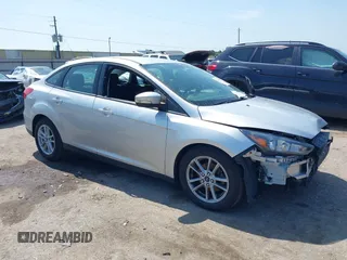 2017 Ford Focus SE z VIN 1FADP3F2XHL256136, wystawiony jako IAAI lot #42215479 z przebiegiem 89 945 mil mil oraz . Historia ofert i sprzedaży dostępna na DreamBid. Obrazek 1.
