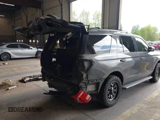 2018 Ford Expedition XLT z VIN 1FMJU1JT7JEA22830, wystawiony jako IAAI lot #42050739 z przebiegiem 114 529 mil mil oraz . Historia ofert i sprzedaży dostępna na DreamBid. Obrazek 15.