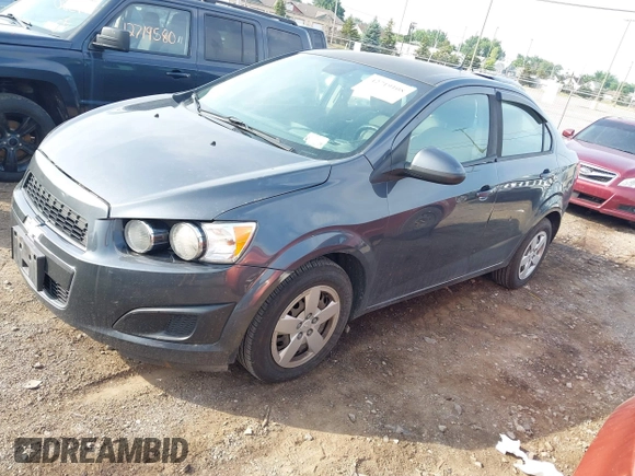 2013 Chevrolet Sonic LS z VIN 1G1JA5SG4D4126703, wystawiony jako IAAI lot #42719108 z przebiegiem 158 750 mil mil oraz . Historia ofert i sprzedaży dostępna na DreamBid. Obrazek 2.