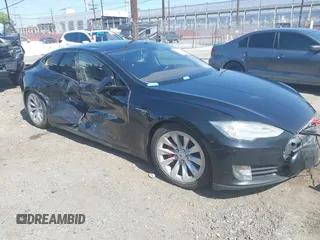 2014 Tesla Model S 60 z VIN 5YJSA1H13EFP42250, wystawiony jako IAAI lot #42267590 z przebiegiem 196 142 mil mil oraz . Historia ofert i sprzedaży dostępna na DreamBid. Obrazek 1.