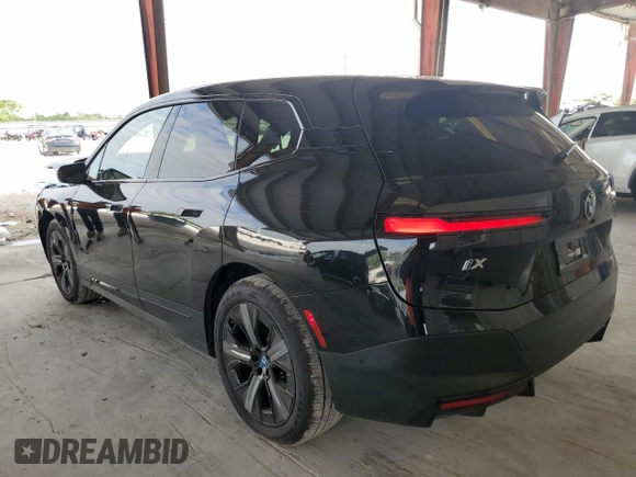2023 BMW iX xDrive50 z VIN WB523CF08PCL23354, wystawiony jako Copart lot #67861052 z przebiegiem 718 mil mil oraz . Historia ofert i sprzedaży dostępna na DreamBid. Obrazek 2.