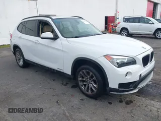 2015 BMW X1 xDrive28i z VIN WBAVL1C54FVY38101, wystawiony jako IAAI lot #41344120 z przebiegiem 130 000 mil mil oraz . Historia ofert i sprzedaży dostępna na DreamBid. Obrazek 1.