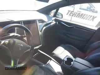 2017 Tesla Model X 90D z VIN 5YJXCAE28HF059140, wystawiony jako IAAI lot #41648518 z przebiegiem Nie podano mil oraz . Historia ofert i sprzedaży dostępna na DreamBid. Obrazek 16.