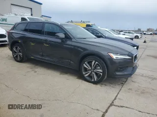2025 Volvo V60 Plus z VIN YV4L12WK3S2149179, wystawiony jako Copart lot #60921275 z przebiegiem 609 mil mil oraz Czysty tytuł • Clean title. Historia ofert i sprzedaży dostępna na DreamBid. Obrazek 4.