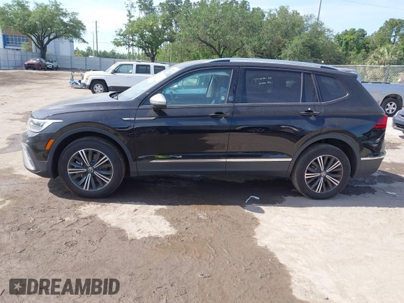2024 Volkswagen Tiguan Wolfsburg Edition z VIN 3VV6B7AX1RM215178, wystawiony jako IAAI lot #42080886 z przebiegiem 6 914 mil mil oraz . Historia ofert i sprzedaży dostępna na DreamBid. Obrazek 14.