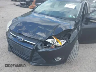 2013 Ford Focus SE z VIN 1FADP3F2XDL354156, wystawiony jako IAAI lot #42231744 z przebiegiem 123 518 mil mil oraz . Historia ofert i sprzedaży dostępna na DreamBid. Obrazek 6.