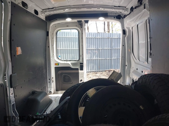 2020 Ford Transit Cargo z VIN 1FTBR1C8XLKA04894, wystawiony jako IAAI lot #42176726 z przebiegiem 84 154 mil mil oraz . Historia ofert i sprzedaży dostępna na DreamBid. Obrazek 8.