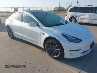 2020 Tesla Model 3 Long Range z VIN 5YJ3E1EB8LF618221, wystawiony jako IAAI lot #41994364 z przebiegiem 20 864 mil mil oraz . Historia ofert i sprzedaży dostępna na DreamBid. Obrazek 1.