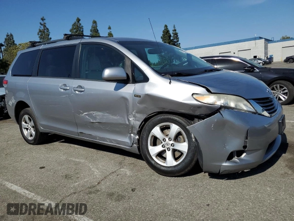 2013 Toyota Sienna LE AAS z VIN 5TDKK3DC5DS282857, wystawiony jako Copart lot #57984075 z przebiegiem 148 876 mil mil oraz Szkoda całkowita • Salvage title. Historia ofert i sprzedaży dostępna na DreamBid. Obrazek 4.