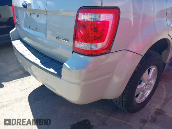 2008 Ford Escape XLS с VIN 1FMCU92ZX8KC32439, выставлен на аукционе IAAI как лот 41793317 с пробегом 115 831 миль миль и . История ставок и продаж доступна на DreamBid. Изображение 6.